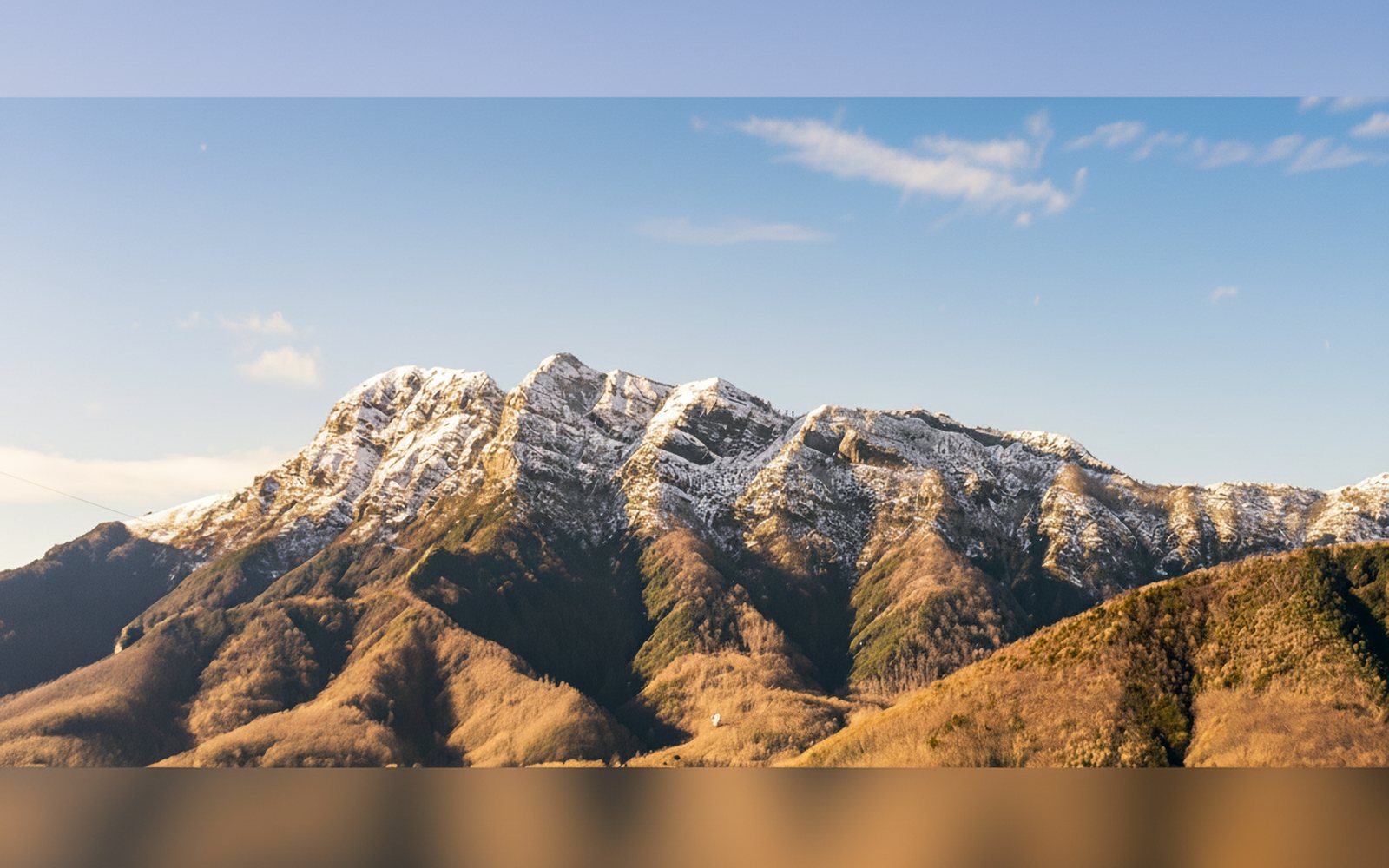 Le montagne innevate che circondano la vallata