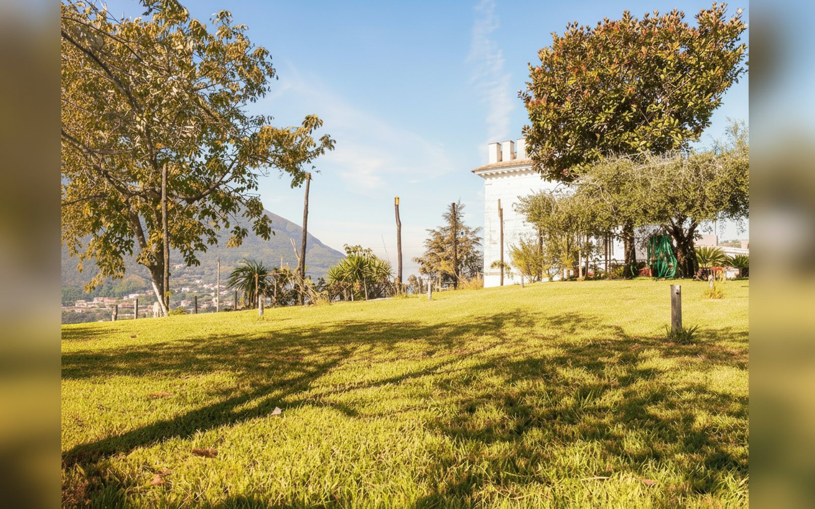 Il prato del giardino de La Torretta bianca